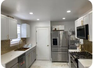 Micro-ondes, four, plaque de cuisson, lave-vaisselle