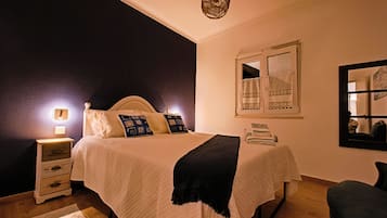 2 bedrooms, iron/ironing board, internet, bed sheets