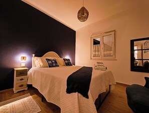 2 bedrooms, iron/ironing board, internet, bed sheets