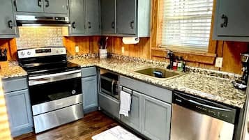 Een microgolfoven, een oven, een kookplaat, een vaatwasser