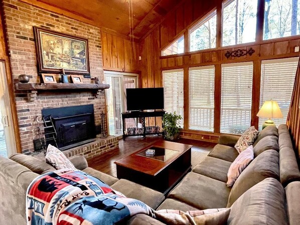 TV, fireplace - Surprise Valley - 3/2 Pickwick Lake Cabin - no pet fee (Counce)