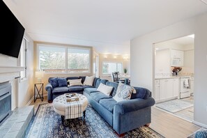 TV, fireplace, table tennis - Bridges 77 at Sugarbush (Warren)