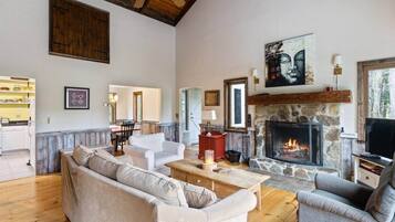 Televisión y chimenea