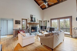 Televisión y chimenea 