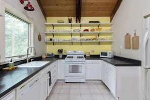 Kylskåp, mikrovågsugn, ugn och spishäll