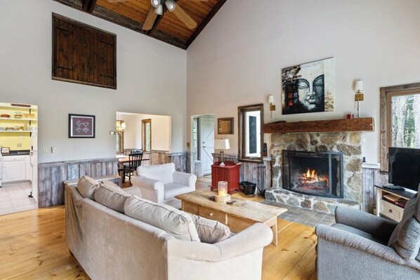 Televisión y chimenea 