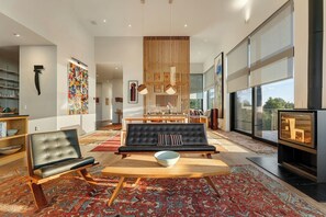 TV, fireplace, books - Sky Zen - Ridge Line Retreat (Warren)