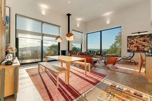 TV, fireplace, books - Sky Zen - Ridge Line Retreat (Warren)