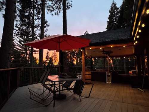 Luxury Lake Almanor Cabin • Covered Deck & Views