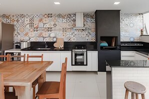 Frigorifero, microonde, forno, macchina per tè/caffè