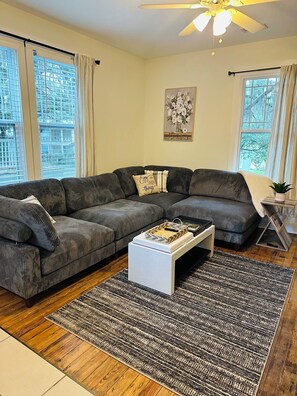 TV - Starland Area gem!! Marvelous 2-bedroom apartment in Savannah (Savannah)