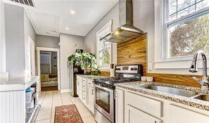 Microwave, oven, stovetop, dishwasher - Starland Area gem!! Marvelous 2-bedroom apartment in Savannah (Savannah)