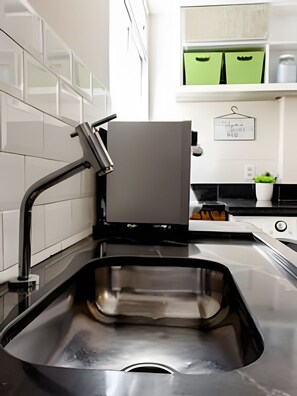 Refrigerador, microondas, cafetera y tetera y tostadora 
