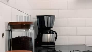 Kjøleskap, mikrobølgeovn, kaffetrakter/tekoker og brødrister