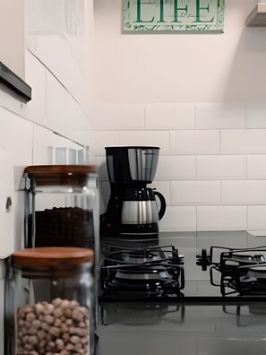 Kjøleskap, mikrobølgeovn, kaffetrakter/tekoker og brødrister