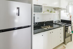 Refrigerador, microondas y utensilios de cocina 