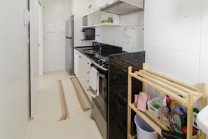 Geladeira, micro-ondas, talheres/pratos/utensílios de cozinha