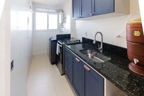 Geladeira, fogão, talheres/pratos/utensílios de cozinha