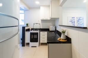 Geladeira, micro-ondas, talheres/pratos/utensílios de cozinha
