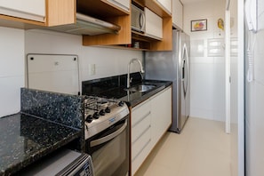 冰箱、微波炉、烤箱、厨具/餐具