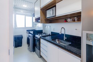 Kühlschrank, Mikrowelle, Ofen, Kochgeschirr/Geschirr/Besteck