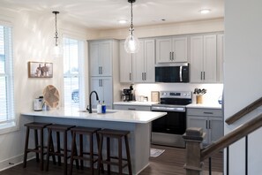 冷蔵庫、電子レンジ、オーブン、コンロ