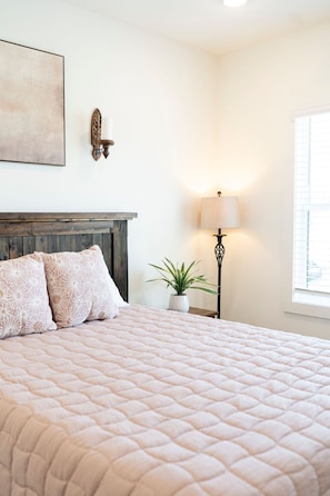 5 bedrooms, desk, iron/ironing board, free WiFi - Large Auburn Getaway • Next to Vet School (Auburn)