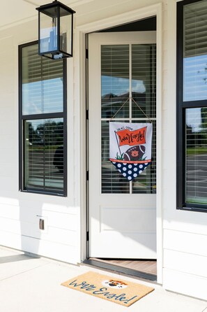 Exterior detail - Large Auburn Getaway • Next to Vet School (Auburn)