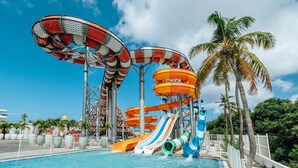 Parque acuático con múltiples toboganes y atracciones acuáticas.