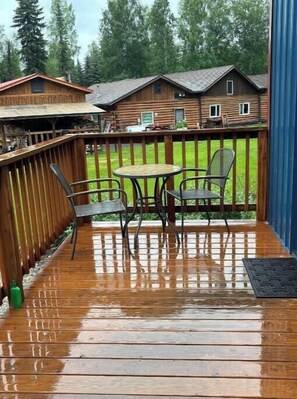 Outdoor dining - Cozy 2 bedroom, 1.5 bathrooms located in North Pole Alaska (North Pole)