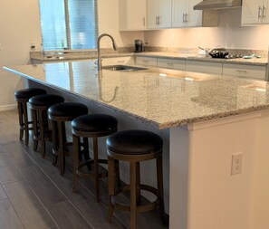 Mikrovågsugn, ugn, spishäll och diskmaskin