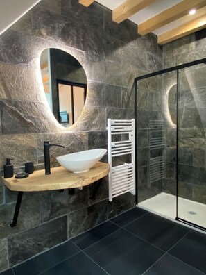 Dusche, Haartrockner, Seife, Toilettenpapier