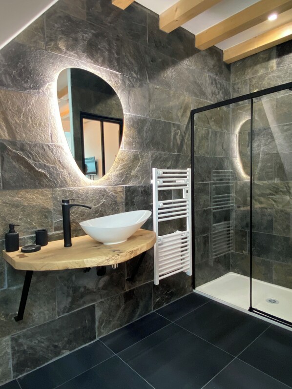 Dusche, Haartrockner, Seife, Toilettenpapier