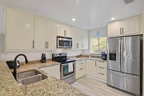 Kühlschrank, Mikrowelle, Herdplatte, Geschirrspüler