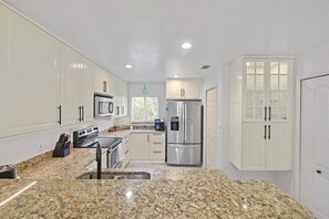 Fridge, microwave, stovetop, dishwasher