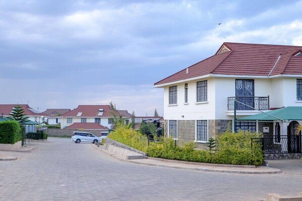 Exterior - Elegant 5BR Villa with Private Pool near JKIA – Greenpark, Athi River (Athi River)