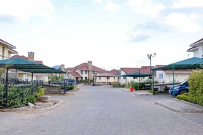 Property grounds - Elegant 5BR Villa with Private Pool near JKIA – Greenpark, Athi River (Athi River)