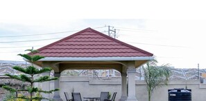 Outdoor dining - Elegant 5BR Villa with Private Pool near JKIA – Greenpark, Athi River (Athi River)