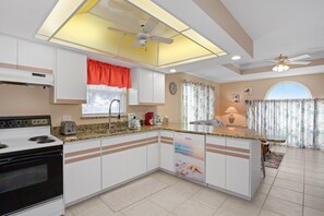 ハウス ベッド (複数台) (Beach Villa B) | 専用キッチン