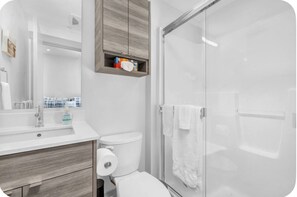 Dusche, Handtücher, Seife, Toilettenpapier