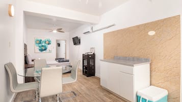 Appartamento Standard | Area soggiorno | TV LCD 32 pollici con canali via cavo