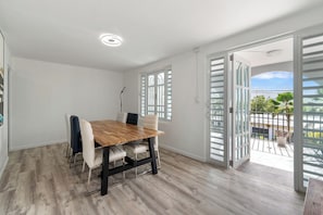 Apartamento, 3 quartos | Área de estar | TV LCD 32 polegadas com canais a cabo