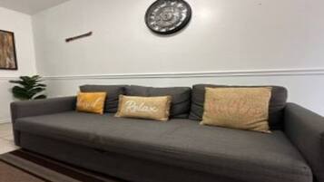 Departamento, 2 habitaciones | Área de sala de estar | Televisión LCD de 32 pulgadas con canales por cable