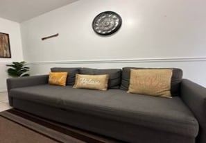 Apartamento, 2 quartos | Área de estar | TV LCD 32 polegadas com canais a cabo