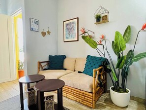 公寓 | 起居區 | 32-吋 LCD 液晶電視，提供有線頻道