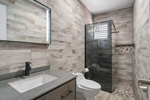 Apartment, 3 Bedrooms | Bilik Mandi | Pancuran mandi, tuala disediakan, sabun, syampu 