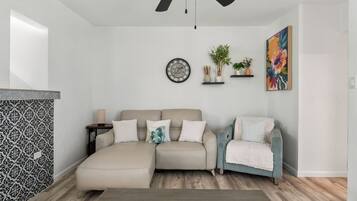 Apartment, 3 Bedrooms | Living area | 32-inch LCD TV with cable channels