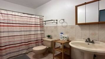 Shower, handuk, sabun, dan sampo