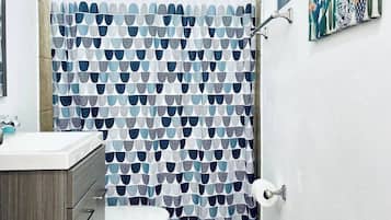 Apartment | Bathroom | Shower, towels, soap, shampoo