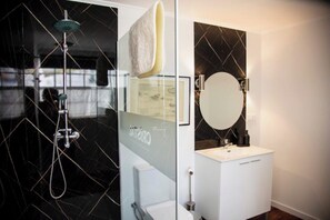 Dusche, Haartrockner, Handtücher, Seife